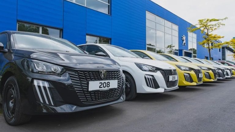 Peugeot 612 bin 208 aracı korna hatası nedeniyle geri çağırdı